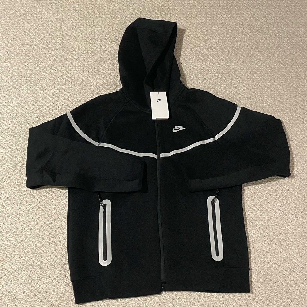 NIKE TECH REFLECTIVE HOODIE
SIZE XL FITS LARGE